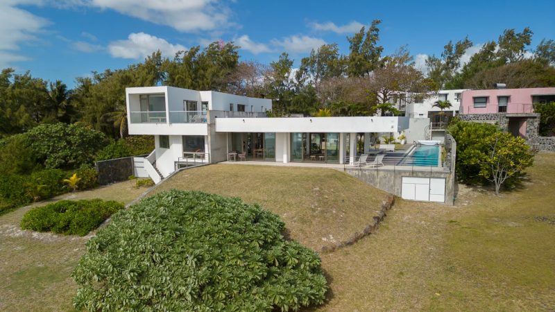 Front view of Villa Del Ocean in Mauritius for big families